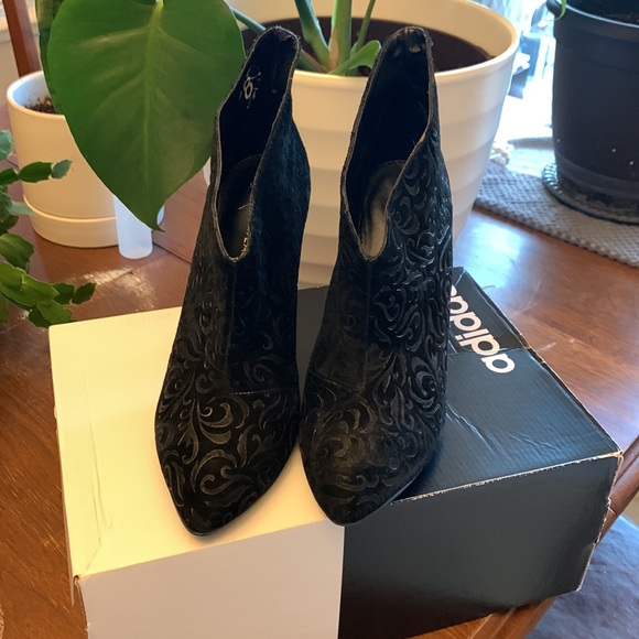 Ankle boots worn maybe once - Picture 2 of 3